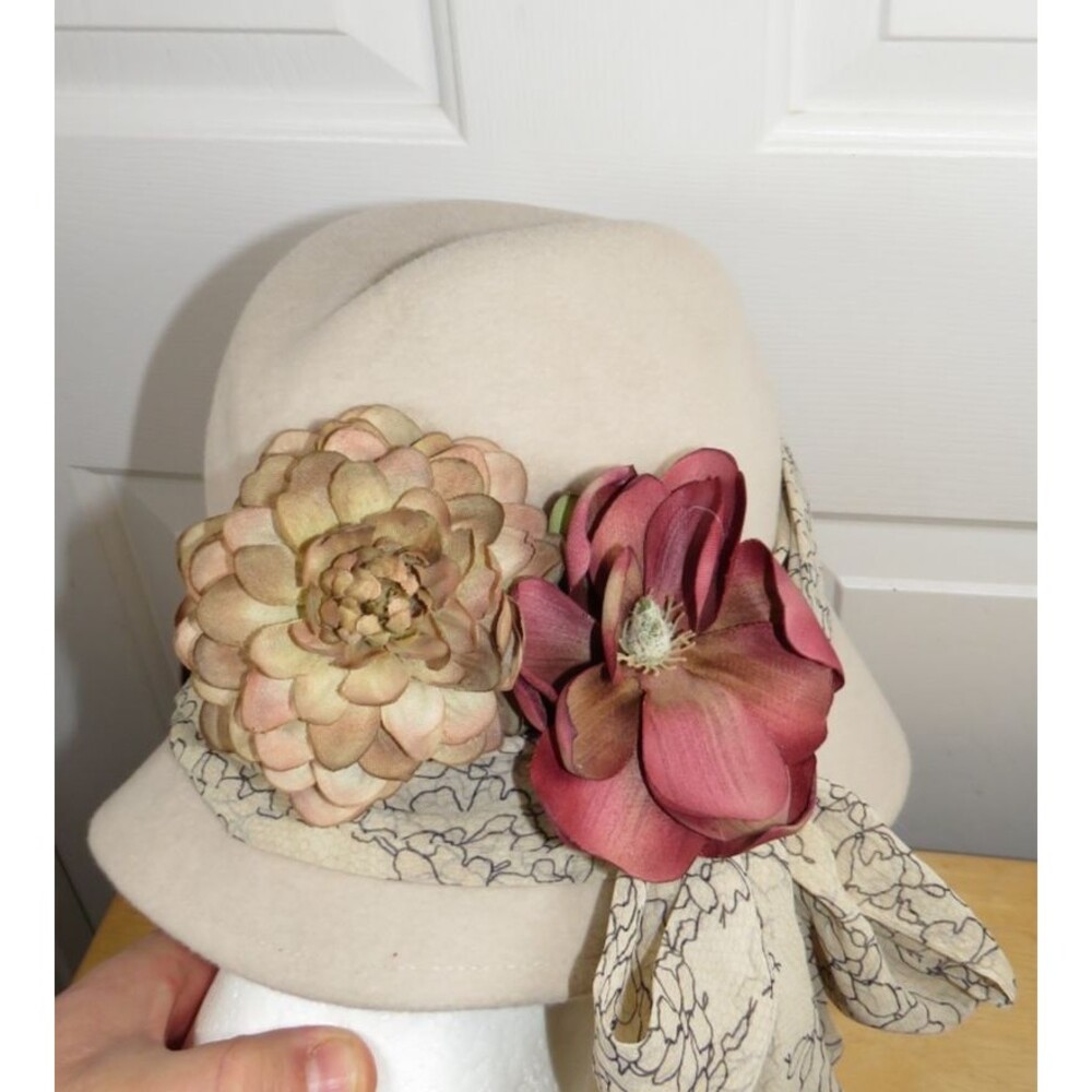 LOLA Hats NYC Vintage Wool Felt Cloche Hat Beige Floral Vintage 80s 90s